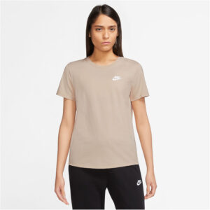 NIKE Sportswear Club Essentials T-Shirt Damen 126 - sanddrift/white XS